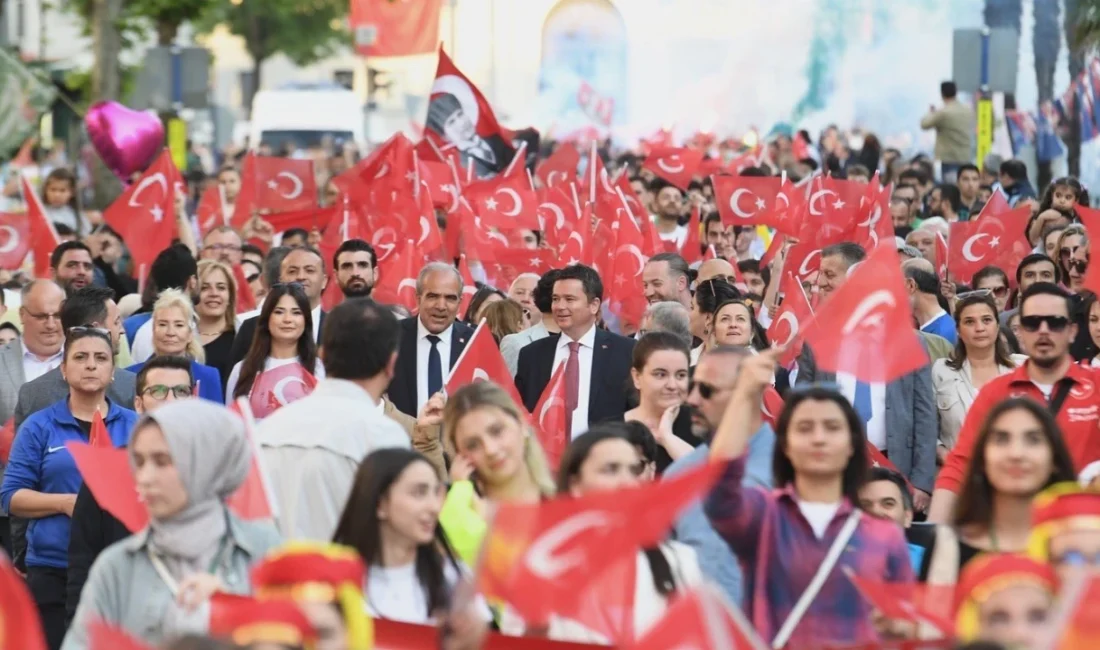 Başkan Aydın: Atatürk’ün gösterdiği yolda kararlılıkla yürüyoruz Fatih Sultan Mehmet Bulvarı'nda düzenlenen Gençlik Yürüyüşü'ne katılan Osmangazi Belediye