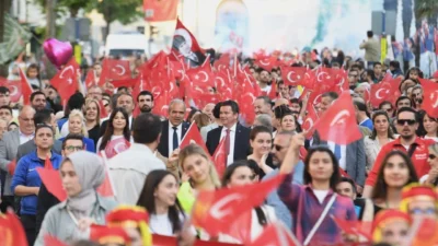 Fatih Sultan Mehmet Bulvarı'nda düzenlenen Gençlik Yürüyüşü'ne katılan Osmangazi Belediye