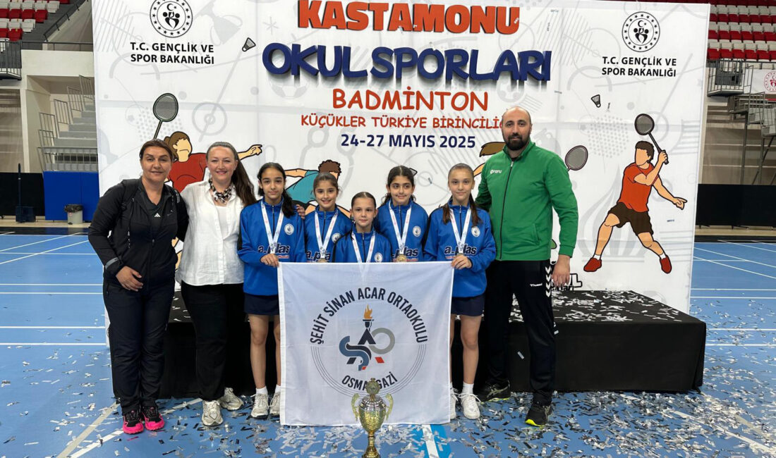 Osmangazi Belediyespor Kulübü sporcularından oluşan Şehit Sinan Acar Ortaokulu Kız