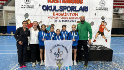 Osmangazi Belediyespor Kulübü sporcularından oluşan Şehit Sinan Acar Ortaokulu Kız