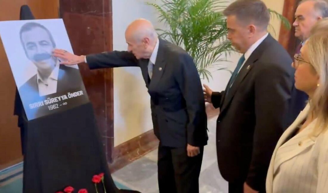 Devlet Bahçeli 99 gün sonra Meclis’te: Sırrı Süreyya Önder için yapılan törene katıldı Kalp rahatsızlığı sonucu yaşamını yitiren Sırrı Süreyya Önder, Meclis'te yapılan