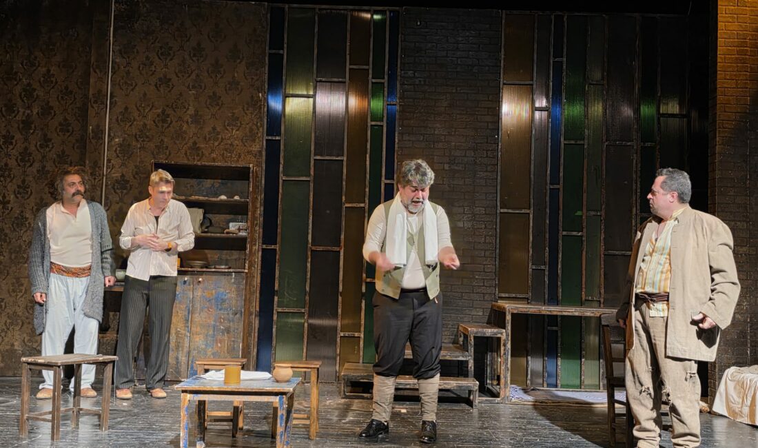 Kafa Sahne’den yine ezber bozan bir prömiyer: ‘Bimarhane’ seyirciyle buluştu Bursa’nın en üretken özel tiyatrosu Kafa Sahne, yine ezber bozdu!