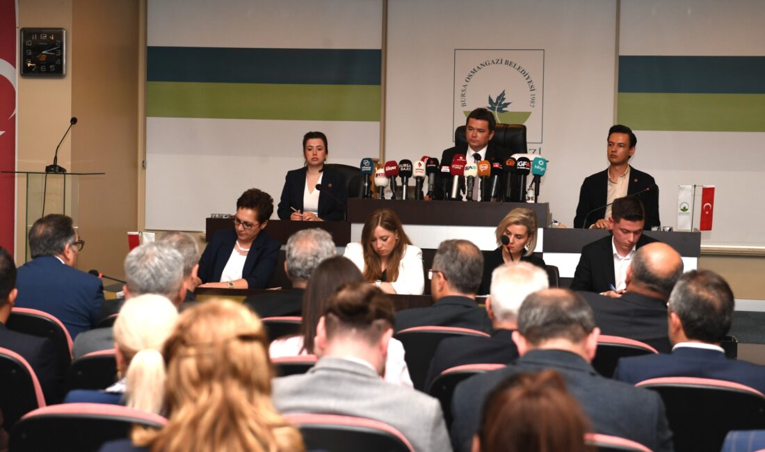 Osmangazi’de Başkan Aydın’dan kentsel dönüşüm müjdesi Osmangazi Belediye Meclisi, CHP Genel Başkanı Özgür Özel’e yönelik gerçekleştirilen