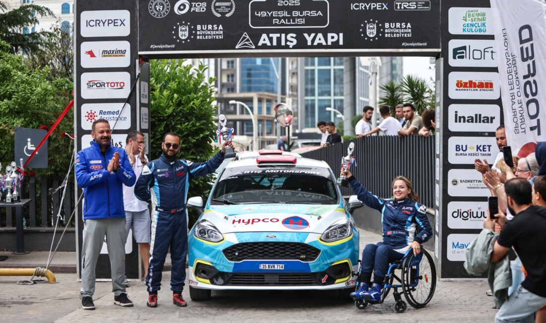 Osmangazi Belediyesi’ni ralli pistlerinde temsil eden bedensel engelli kadın ralli