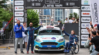 Osmangazi Belediyesi’ni ralli pistlerinde temsil eden bedensel engelli kadın ralli