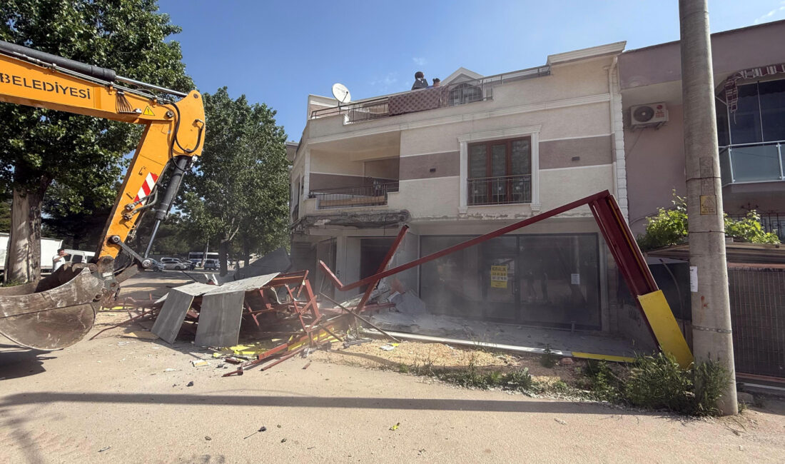 Osmangazi’de kaçak yapıya geçit yok! Osmangazi Belediyesi, Yunuseli Mahallesi’nde yer alan bir binanın, onaylı projeye