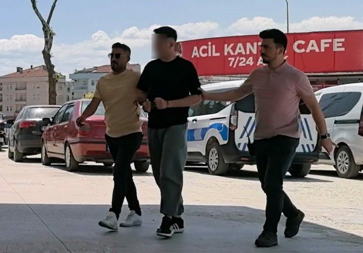 Alacak-verecek kavgasında 2 kişiyi tabancayla vuran şüpheli 6 gün sonra yakalandı Bursa’nın İnegöl ilçesinde faaliyet gösteren bir mobilya imalathanesinde, alacak verecek
