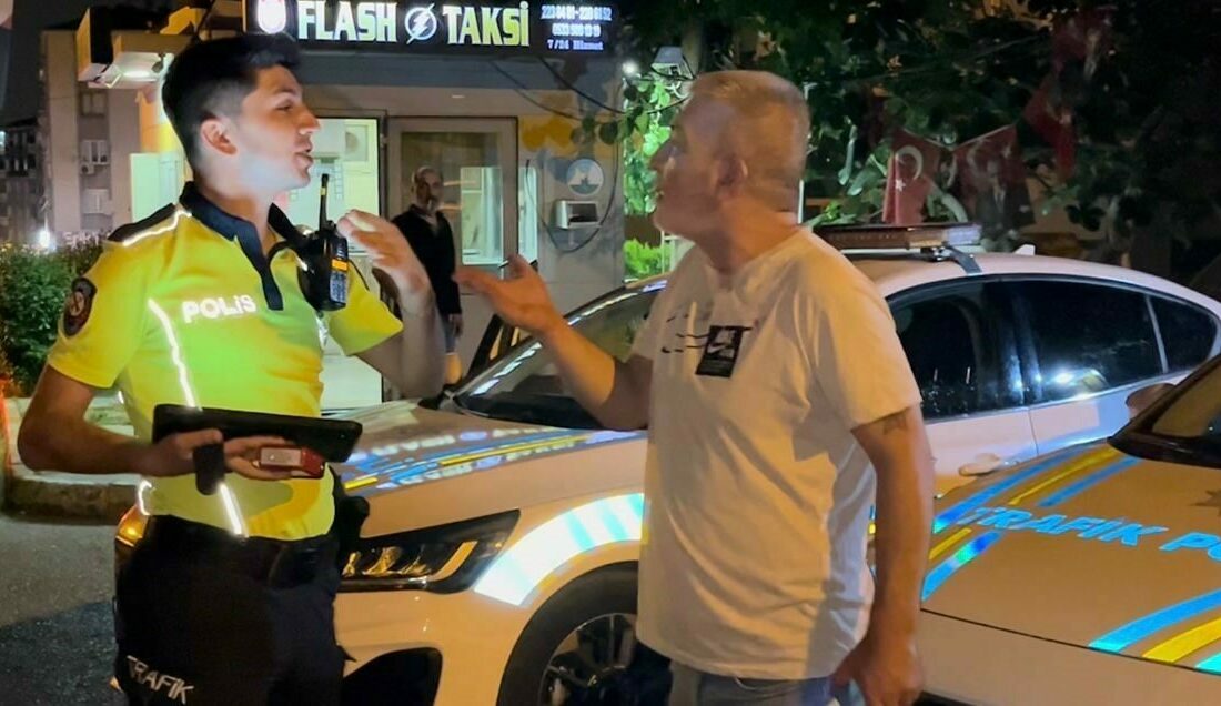 Alkollü sürücü polisleri sabır sınavından geçirdi…Ehliyeti 2041 yılına kadar olmayacak Bursa’da uygulama yapan trafik ekiplerini gören alkollü sürücü, araçtan inerek