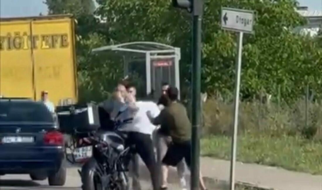 Bursa’da trafikte yaşanan yol verme tartışması kısa sürede kavgaya dönüştü.