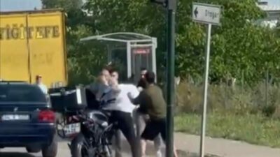Bursa’da trafikte yaşanan yol verme tartışması kısa sürede kavgaya dönüştü.