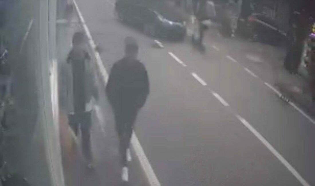 Bursa’da ani dönüş yapan bir otomobil, scooter ile ilerleyen kişiye