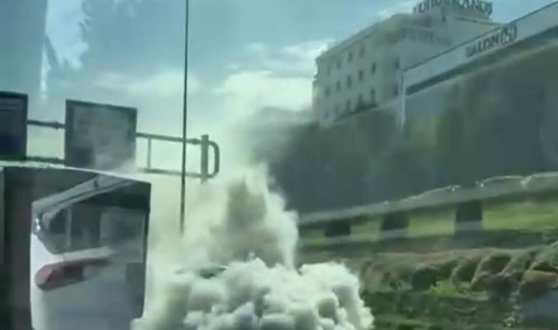 Arıza yapan araç trafiği dumana kattı Bursa’nın Osmangazi ilçesinde motor kısmından arıza yapan bir araç, dumanlar