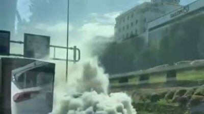 Bursa’nın Osmangazi ilçesinde motor kısmından arıza yapan bir araç, dumanlar