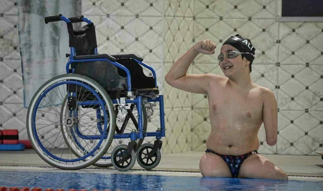 Bacakları ve sol kolu yok ama milli takım yolunda azimle çalışıyor Bursa’da yaşayan 10 yaşındaki yüzücü Muhammed Ali Biçer, doğuştan bacakları