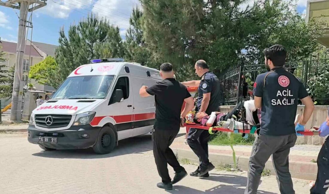 Bursa’nın İnegöl ilçesinde bahçe duvarından atlarken korumalık demiri bacağına saplanan