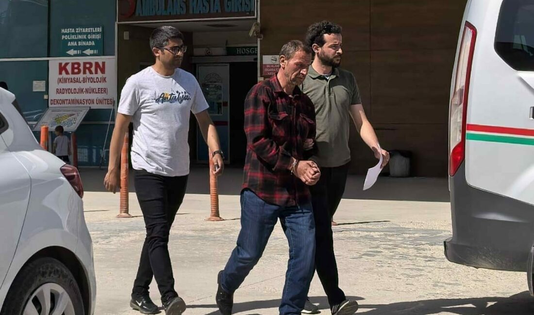 Bursa’nın İnegöl ilçesinde polisin uyarı ateşi sonucu yakalanan baltalı saldırgan