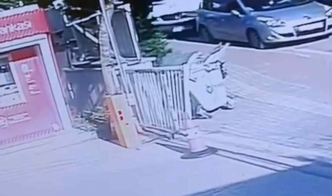 Bursa’nın Nilüfer ilçesinde kontrolden çıkan minibüs önce park halindeki araca