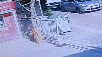 Bursa’nın Nilüfer ilçesinde kontrolden çıkan minibüs önce park halindeki araca