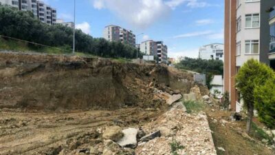 Bursa’nın Gemlik ilçesinde belediyenin hafriyat aldığı bölgede, yol çöktü. Yolun