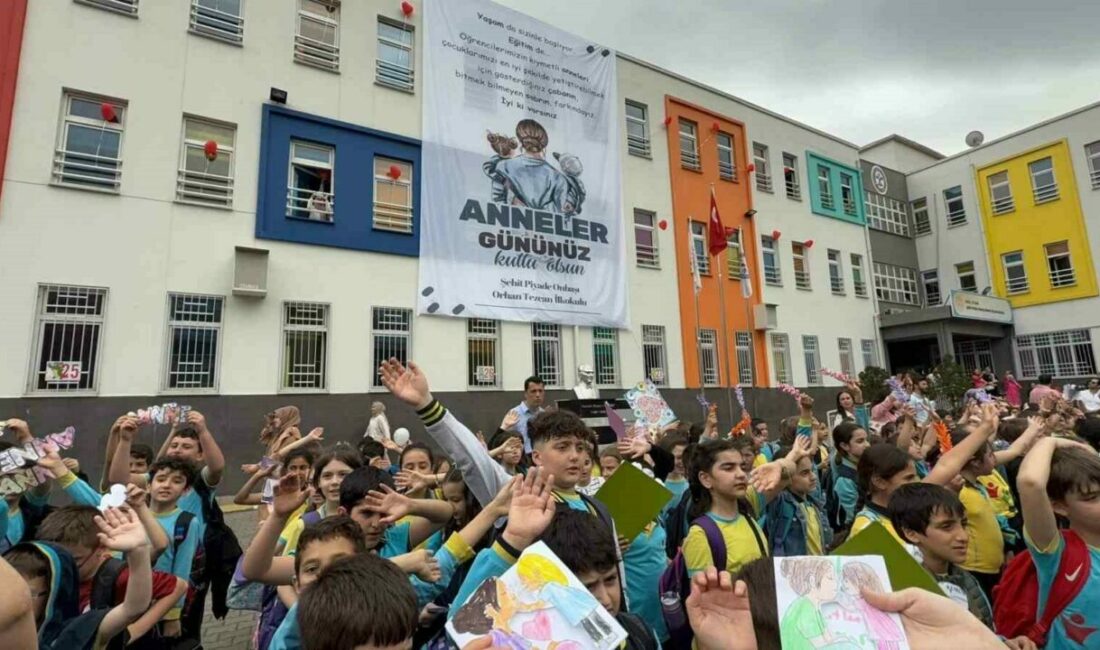 Bin 100 öğrenciden anneleri ağlatan sürpriz Bursa’da bin 100 öğrenci okullarında Anneler Günü’ne özel sürpriz hazırladı.