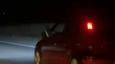 Bursa’da otomobilini kullanırken ayağını araç camından dışarı çıkaran sürücü, hem