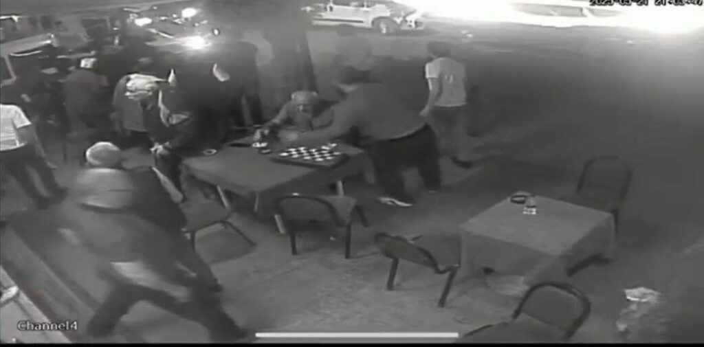 Bursa’nın Gemlik ilçesinde 75 yaşındaki adam, yüzlerce kişinin gözü önünde