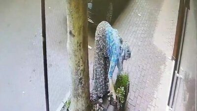 Bursa’nın İnegöl ilçesinde faaliyet gösteren bir çiçekçinin dükkanı önüne koyduğu