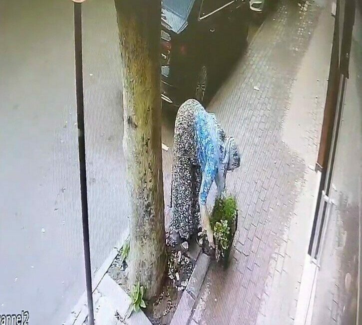 Bursa’nın İnegöl ilçesinde faaliyet gösteren bir çiçekçinin dükkanı önüne koyduğu