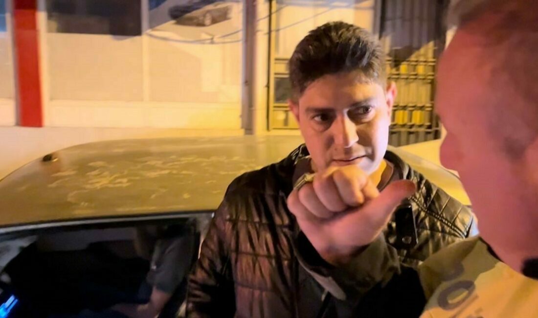 Bursa’da denetim yapan polis ekipleri, uygulama noktasına girerken yavaşlayan yabancı