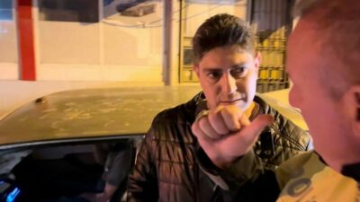 Bursa’da denetim yapan polis ekipleri, uygulama noktasına girerken yavaşlayan yabancı