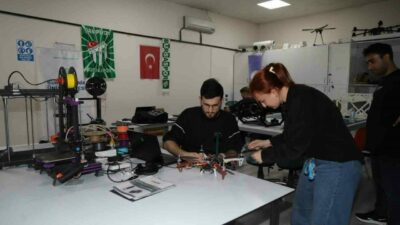 Bursa Teknik Üniversitesini (BTÜ), TEKNOFEST Teknoloji Yarışmaları’nda temsil edecek öğrenciler,