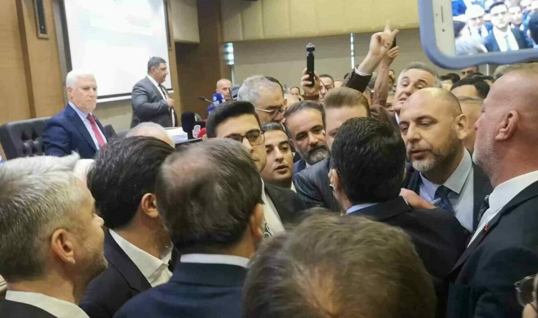 Bursa Büyükşehir Meclisi’nde tansiyon yükseldi Bursa Büyükşehir Meclisi toplantısında gruplar arasında gerginlik yaşandı. Toplantıya ara