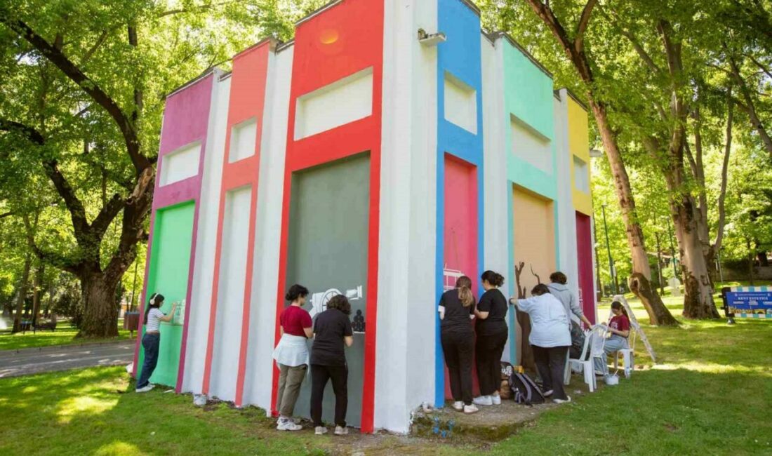 Bursa Büyükşehir Belediyesi tarafından düzenlenen ‘Gençlerle Kent Estetiği’ etkinliğinde eline