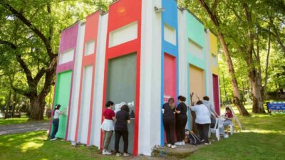 Bursa Büyükşehir Belediyesi tarafından düzenlenen ‘Gençlerle Kent Estetiği’ etkinliğinde eline