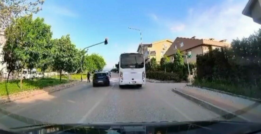 Bursa trafiğinde tehlikeli anlar kameralara yansıdı Bursa’da canını hiçe sayarak kamyonetin arkasına tutunarak yolculuk yapanlar, kırmızı