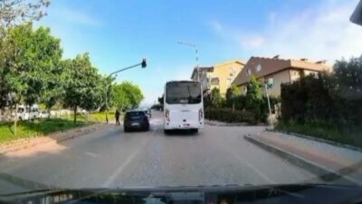 Bursa’da canını hiçe sayarak kamyonetin arkasına tutunarak yolculuk yapanlar, kırmızı