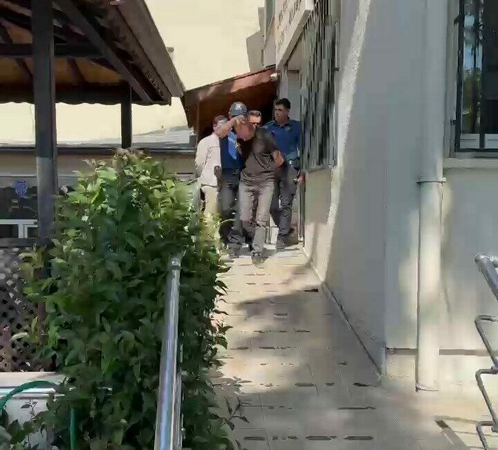 Bursa’da 10 yıl hapis cezasıyla aranan şüpheli kovalamaca sonucu yakalandı Bursa’nın İznik ilçesinde, İlçe Emniyet Müdürlüğü Asayiş ekipleri tarafından yürütülen