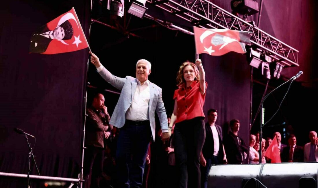 Bursa’da 19 Mayıs coşkusu ‘Mor ve Ötesi’ ile zirve yaptı Bursa Büyükşehir Belediyesi tarafından bu yıl ikincisi düzenlenen “Gençlik Şenliği”