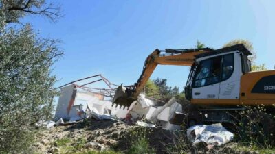 Bursa’da imara aykırı şekilde inşa edildiği belirlenen bina, inşaat temeli