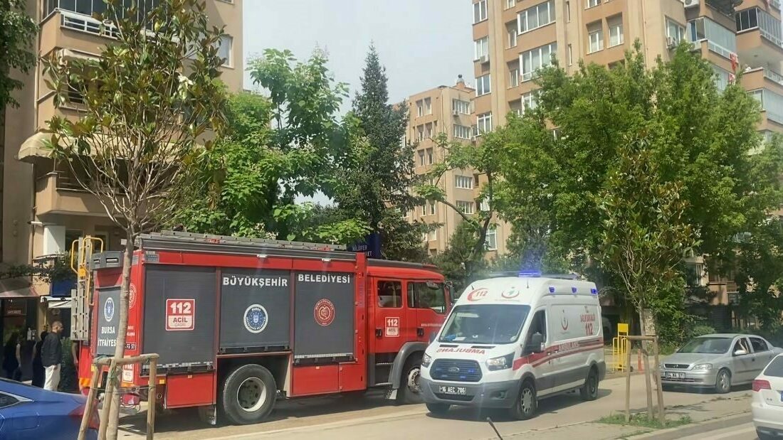 Bursa’da 8 katlı bir binanın çatı kısmında çıkan yangın, çevrede