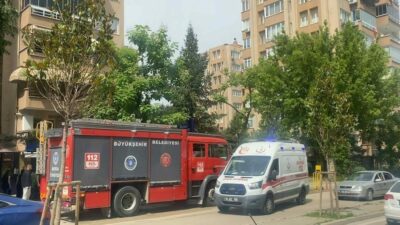 Bursa’da 8 katlı bir binanın çatı kısmında çıkan yangın, çevrede