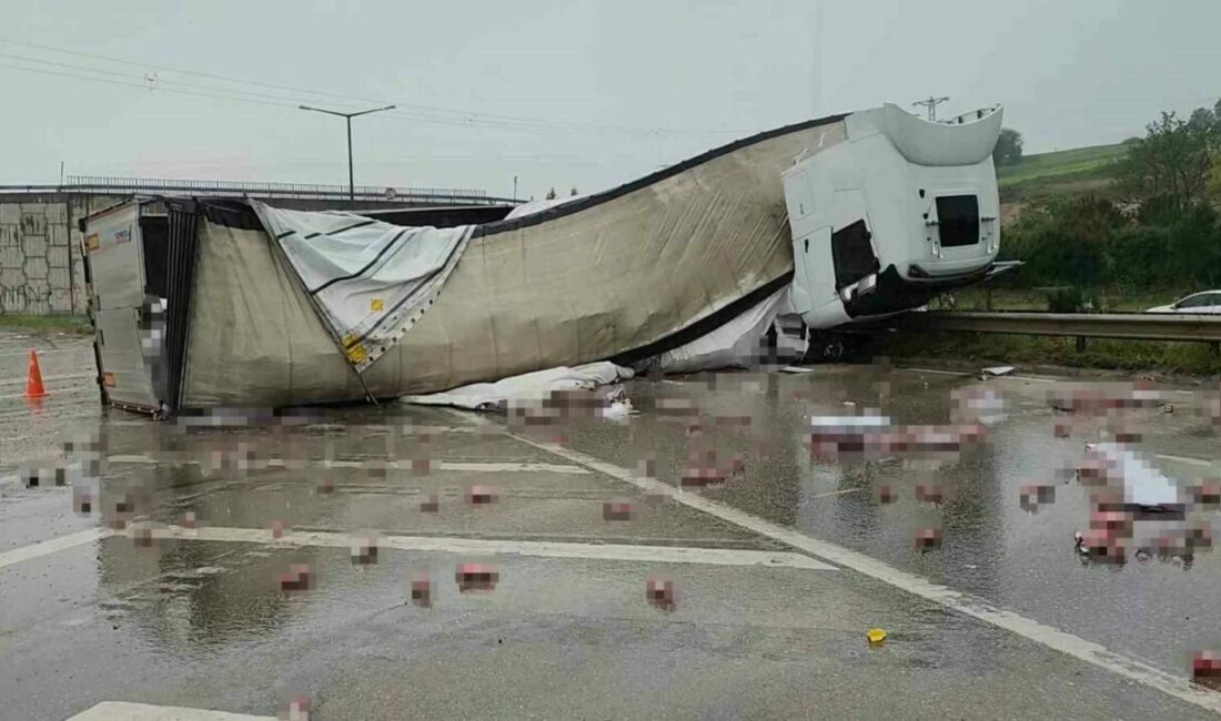 Bursa’da alkol yüklü tır devrildi Bursa’nın Mustafakemalpaşa ilçesinde yağışın etkisiyle kayganlaşan yolda sürücüsünün kontrolünden çıkan