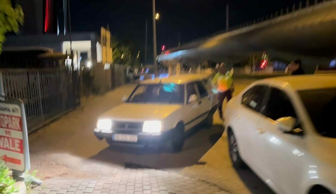 Bursa’da alkollü sürücü ile ilginç diyaloglar Bursa’da alkol uygulamasını görünce panikleyen alkollü sürücü, aracıyla kaldırımdan kaçmaya