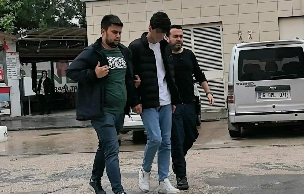 Bursa’da arkadaşıyla şakalaşan genç bıçaklanarak yaralandı Bursa’nın İnegöl ilçesinde meydana gelen olayda arkadaşıyla şakalaşırken 17 yaşındaki