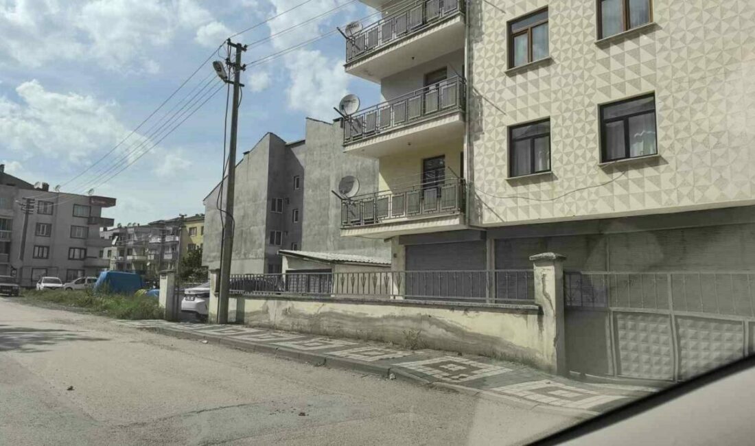 Bursa’da balkondan düşen çocuk yaralandı Bursa’nın İnegöl ilçesinde meydana gelen olayda apartmanın balkonundan düşen 6