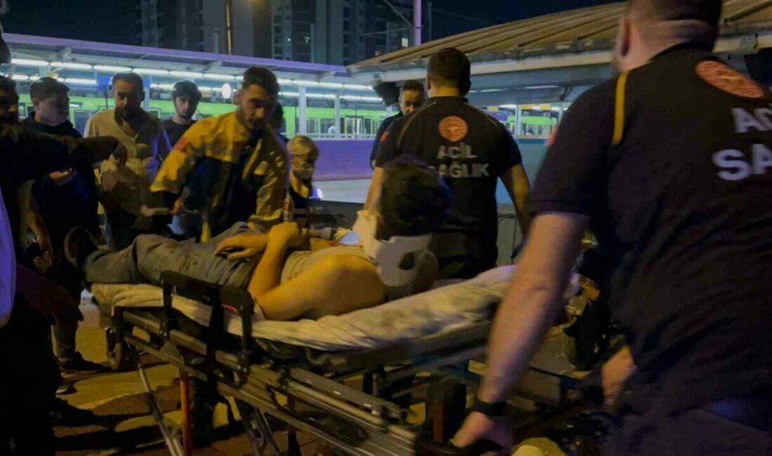 Bursa’da bıçaklı kavga: 3 yaralı Bursa’da iki grup arasında çıkan bıçaklı kavgada 3 kişi çeşitli