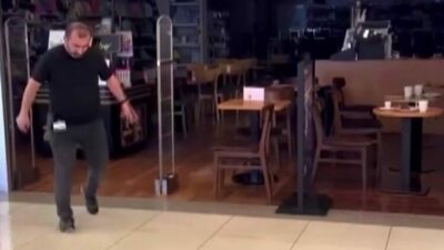 Bursa’nın merkez Osmangazi ilçesinde bulunan Korupark Alışveriş Merkezi’ni su bastı.