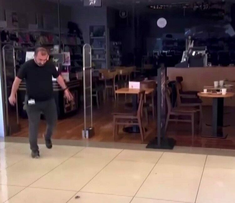 Bursa’da alışveriş merkezini su bastı Bursa’nın merkez Osmangazi ilçesinde bulunan Korupark Alışveriş Merkezi’ni su bastı.