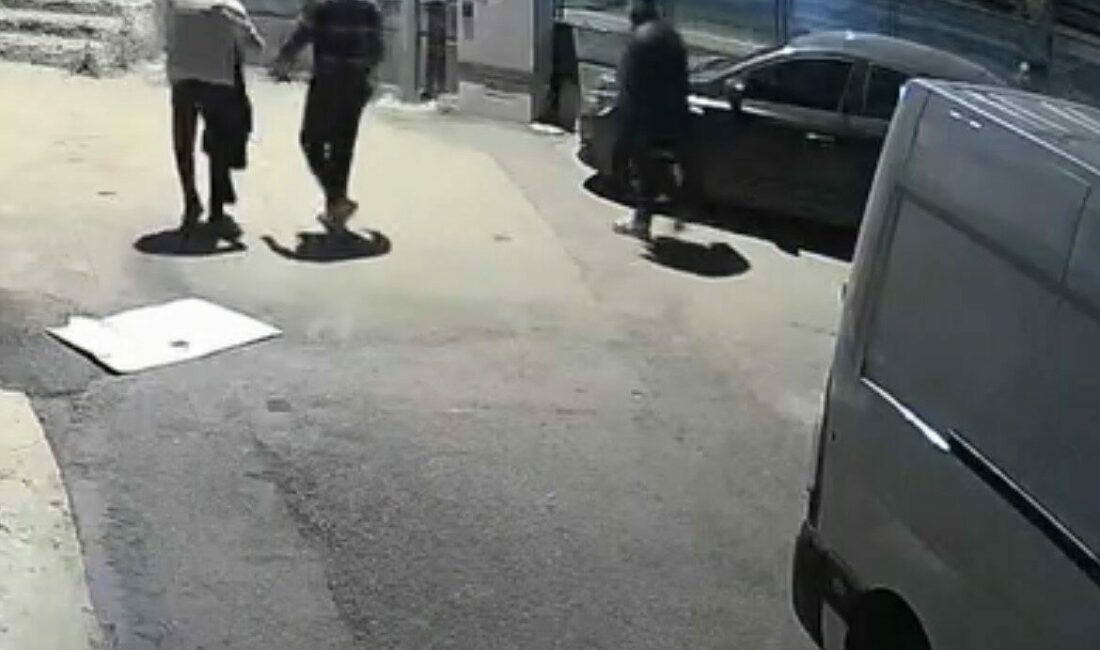 Bursa’da eğlence mekanında hesap tartışması kanlı bitti: 1 ölü, 1 yaralı Bursa’nın bir eğlence mekanında çıkan tartışma silahlı saldırıya dönüştü. İddiaya