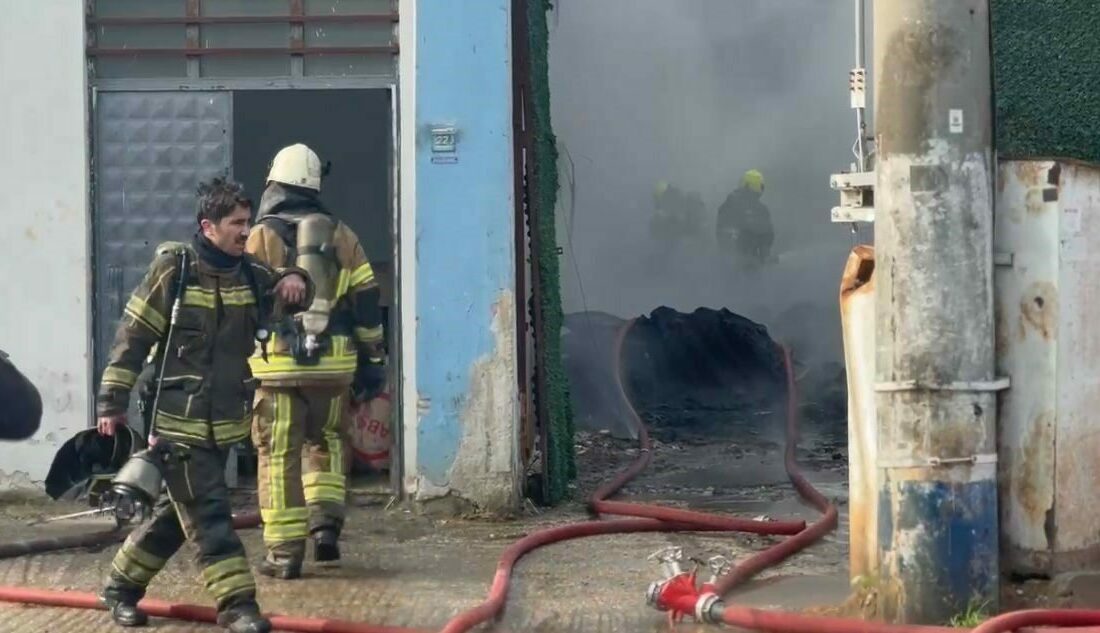 Bursa’da fabrika yangını korku dolu anlar yaşattı Bursa’nın Nilüfer ilçesi Çalı Sanayi Bölgesi’nde iki fabrikanın arasındaki istif